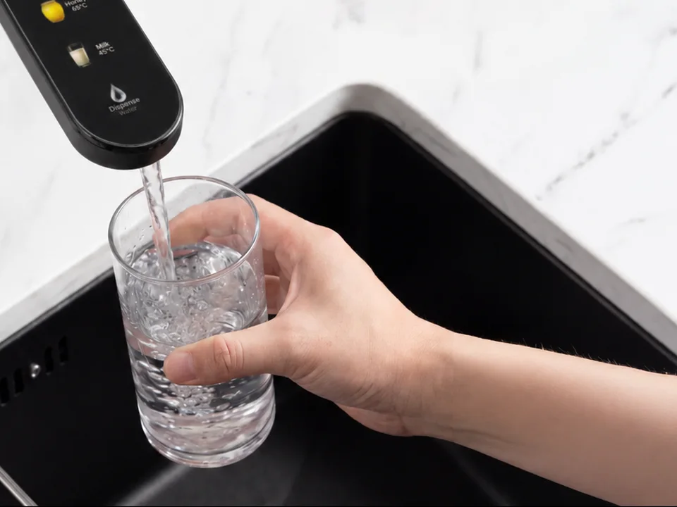 Rót nước từ Smart Tap vào ly thủy tinh