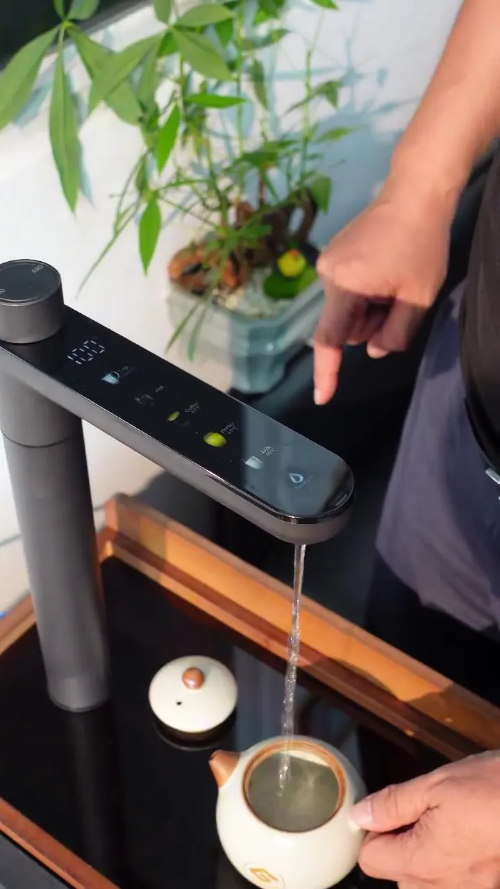 Chuyên gia Makxim rót nước nóng pha trà bằng Smart Tap